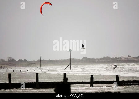 Bracklesham Bay, East Wittering. 16 janvier 2018. Des vents forts le long de la côte sud d'aujourd'hui. Véliplanchistes et kitesurfers appréciant les conditions off Bracklesham Bay dans la région de West Sussex. Credit : james jagger/Alamy Live News Banque D'Images