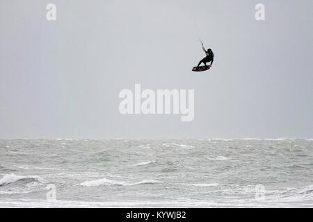 Bracklesham Bay, East Wittering. 16 janvier 2018. Des vents forts le long de la côte sud d'aujourd'hui. Véliplanchistes et kitesurfers appréciant les conditions off Bracklesham Bay dans la région de West Sussex. Credit : james jagger/Alamy Live News Banque D'Images