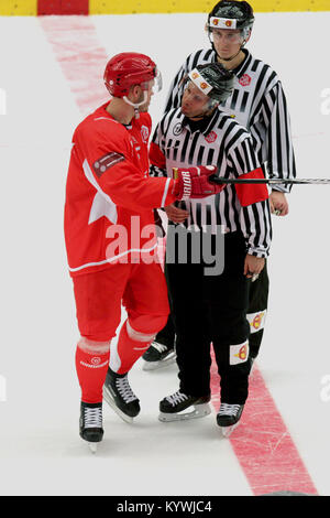 Trinec, République tchèque. 16 janvier, 2018. Lukas Krajicek de Trinec, gauche, et les arbitres s'exprimer au cours de la demi-finale de la Ligue de Hockey des Champions match retour HC Ocelari Trinec vs JYP Jyväskylä à Trinec, en République tchèque, le 16 janvier 2018. Crédit : Petr Sznapka/CTK Photo/Alamy Live News Banque D'Images