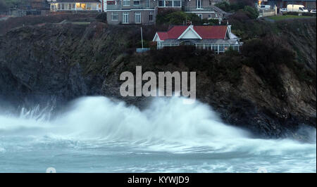 Newquay Newquay vagues de tempête a frappé sur l'île célèbre plage de towan Newquay Cornwall UK Banque D'Images