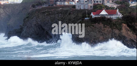 Newquay Newquay vagues de tempête a frappé sur l'île célèbre plage de towan Newquay Cornwall UK Banque D'Images