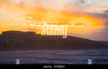 Les vagues de tempête Newquay Newquay swamp Rock Gull UK Banque D'Images