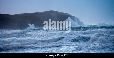 Les vagues de tempête Newquay Newquay swamp Rock Gull UK Banque D'Images