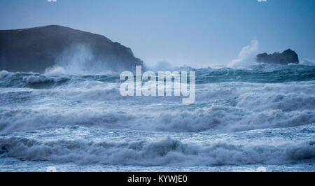 Les vagues de tempête Newquay Newquay swamp Rock Gull UK Banque D'Images