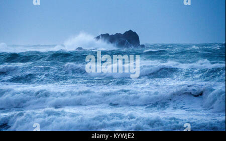 Les vagues de tempête Newquay Newquay swamp Rock Gull UK Banque D'Images