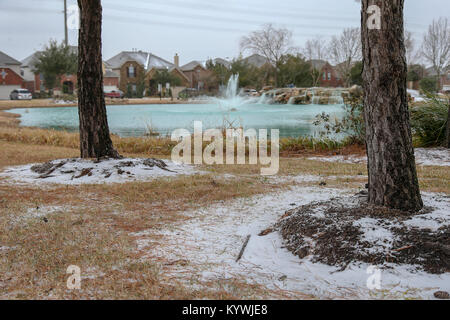 Katy, TX, USA. 16 janvier, 2018. La neige et la glace sur le terrain comme temps de gel se déplace dans la région de Katy, TX. John Glaser/CSM/Alamy Live News Banque D'Images