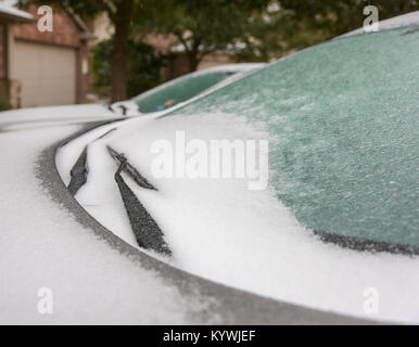 Katy, TX, USA. 16 janvier, 2018. La neige et l'accumulation de glace sur une voiture comme temps de gel se déplace dans la région de Katy, TX. John Glaser/CSM/Alamy Live News Banque D'Images