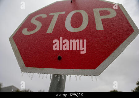 Katy, TX, USA. 16 janvier, 2018. Un panneau d'arrêt a glaçons formant la le temps de gel se déplace dans la région de Katy, TX. John Glaser/CSM/Alamy Live News Banque D'Images