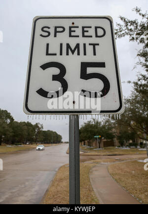 Katy, TX, USA. 16 janvier, 2018. Une vitesse limite signe a glaçons formant la le temps de gel se déplace dans la région de Katy, TX. John Glaser/CSM/Alamy Live News Banque D'Images