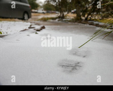 Katy, TX, USA. 16 janvier, 2018. Voir les traces de pas dans la neige et de la glace comme temps de gel se déplace dans la région de Katy, TX. John Glaser/CSM/Alamy Live News Banque D'Images