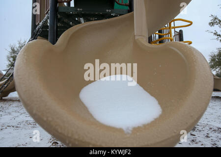 Katy, TX, USA. 16 janvier, 2018. Faites glisser un parc s'accumule la neige et la glace en cas de gel se déplace dans la région de Katy, TX. John Glaser/CSM/Alamy Live News Banque D'Images