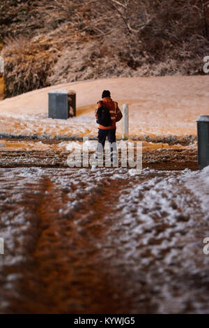 Newtownabbey, du Nord, de l'Irlande. 16 janvier, 2018. homme marchant à la maison du travail dans l'ambre d'avertissement météorologiques comme les fortes chutes de neige commence à couvrir la garde en dehors de Belfast, en Irlande du Nord, le 16 janvier 2018 Credit : Radharc Images/Alamy Live News Banque D'Images