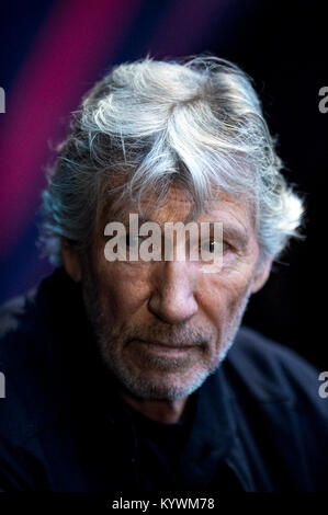 Rome, Italie. 16 janvier, 2018. Roger Waters et Nick Mason de Pink Floyd avec le maire de Rome Virginia Raggi poser pour les photographes lors d'une conférence de presse de l'exposition 'Les Pink Floyd : leurs dépouilles' à la MACRO Museum dans le centre de Rome le 16 janvier 2018. Daimages : Crédit Photo Agency/Alamy Live News Banque D'Images