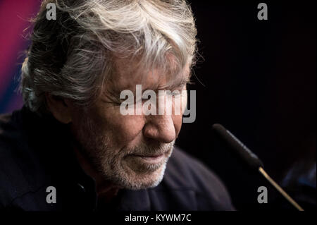 Rome, Italie. 16 janvier, 2018. Roger Waters et Nick Mason de Pink Floyd avec le maire de Rome Virginia Raggi poser pour les photographes lors d'une conférence de presse de l'exposition 'Les Pink Floyd : leurs dépouilles' à la MACRO Museum dans le centre de Rome le 16 janvier 2018. Daimages : Crédit Photo Agency/Alamy Live News Banque D'Images