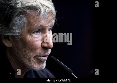 Rome, Italie. 16 janvier, 2018. Roger Waters et Nick Mason de Pink Floyd avec le maire de Rome Virginia Raggi poser pour les photographes lors d'une conférence de presse de l'exposition 'Les Pink Floyd : leurs dépouilles' à la MACRO Museum dans le centre de Rome le 16 janvier 2018. Daimages : Crédit Photo Agency/Alamy Live News Banque D'Images