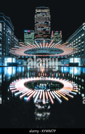 Londres, Royaume-Uni. 15 Jan, 2018. Feux d'hiver Festival à Canary Wharf - Halo semble flotter au-dessus de la fontaine de la création d'une puissante lumière de l'expérience. Les halos sont un phénomène optique produite par l'interaction avec la lumière des cristaux dans l'atmosphère recréée ici pour le plaisir et de soulèvement. Dans cette pièce le halo se réfère à le soleil comme notre plus grande source de lumière et de chaleur, de définir les conditions de vie sur notre planète. Canary Wharf en arrière-plan. Credit : Nunzio Prenna/Alamy Live News Banque D'Images