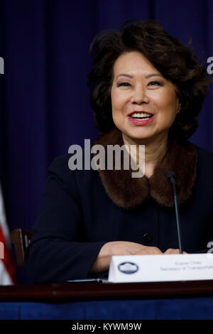 Washington, USA. 16 janvier, 2018. Secrétaire aux Transports des États-Unis Elaine Chao parle au cours de la conversation avec les femmes d'Amérique centrale en la Maison Blanche à Washington, DC, États-Unis, le 16 janvier 2018. Credit : Ting Shen/Xinhua/Alamy Live News Banque D'Images