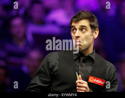 Londres, Royaume-Uni. 16 janvier, 2018. Ronnie O'Sullivan, de l'Angleterre réagit au premier tour match avec Marco Fu de Hong Kong de Chine à Snooker Masters 2018 à Londres, Angleterre le 16 janvier 2018. Ronnie O'Sullivan a gagné 6-0. Credit : Han Yan/Xinhua/Alamy Live News Banque D'Images