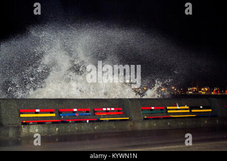 New Brighton, Cheshire. 17 Jan, 2018. Tempêtes de vent, New Brighton, Cheshire. Météo britannique. Forte tempête de vent force nuit envoyer vagues se briser dans l'ouvrage de défense à New Brighton sur le Wallasey péninsule dans le Cheshire. Credit : Cernan Elias/Alamy Live News Banque D'Images