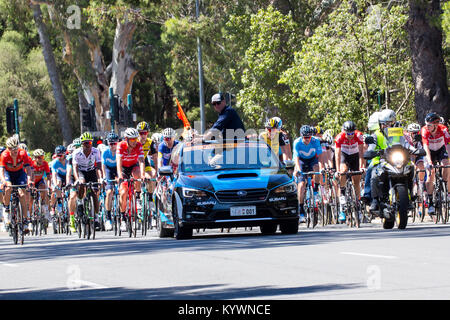 Adélaïde, Australie. 17 janvier, 2017. Le peloton sur le point de commencer l'étape 2 du Tour Down Under cycliste à Adélaïde en Australie. 17 janvier 2018. James Azzurro/Alamy Live News. Banque D'Images