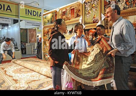 (180117) -- HANGZHOU, le 17 janvier 2018 (Xinhua) -- les gens achètent au tapis 2017 Chine Yiwu International Commodites juste à Yiwu, l'est de la Chine dans la province du Zhejiang, le 7 mai 2017. Conformément à Hangzhou, Zhejiang douanes valeur du commerce extérieur s'est élevé à 2,56 billions de yuans (environ 397,6 milliards de dollars américains) en 2017, en hausse de 15,3 pour cent d'année en année. Les exportations et les importations ont augmenté de 10,1 pour cent et 35,6 pour cent sur un an respectivement. (Xinhua/Tan Jin)(mcg) Banque D'Images