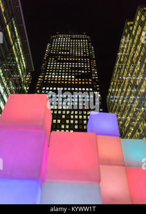 Canary Wharf, Londres, 16 janvier 2018. Pixels, un jeu ludique de cubes par Jonas Vorwerk. Feux d'hiver 2018 à Canary Wharf s'ouvre au public. L'exposition gratuite comprend plus de 30 sculptures, structures et installations, certains artistes de lumière innovants de interactif. Credit : Imageplotter News et Sports/Alamy Live News Banque D'Images