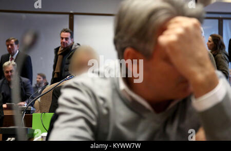 Cologne, Allemagne. 17 Jan, 2018. Deux accusés dans le procès sur l'effondrement de l'Archive de la ville de Cologne, assis dans une salle d'audience du tribunal de district de Cologne, Allemagne, 17 janvier 2018. Cinq personnes sont accusées d'homicide par imprudence et la pratique de construction dangereux. Ils sont accusés d'avoir couper les coins pendant la construction de la nouvelle station de métro. Défauts de construction est pensé pour avoir mener au collpase de l'archive, le 03 mars 2009. ATTENTION : l'accusé ont été faits méconnaissable en raison de préoccupations concernant la protection des renseignements personnels. Credit : Oliver Berg/dpa/Alamy Live News Banque D'Images