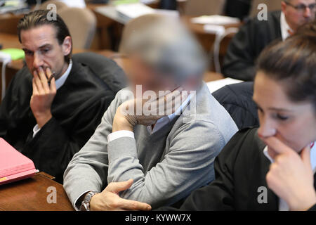 Cologne, Allemagne. 17 Jan, 2018. Un accusé dans le procès sur l'effondrement de l'Archive de la ville de Cologne, assis entre ses avocats dans une salle d'audience du tribunal de district de Cologne, Allemagne, 17 janvier 2018. Cinq personnes sont accusées d'homicide par imprudence et la pratique de construction dangereux. Ils sont accusés d'avoir couper les coins pendant la construction de la nouvelle station de métro. Défauts de construction est pensé pour avoir mener au collpase de l'archive, le 03 mars 2009. ATTENTION : l'accusé ont été faits méconnaissable en raison de préoccupations concernant la protection des renseignements personnels. Credit : Oliver Berg/dpa/Alamy Live News Banque D'Images