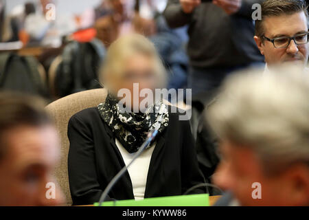 Cologne, Allemagne. 17 Jan, 2018. Un accusé dans le procès sur l'effondrement de l'Archive de la ville de Cologne, assis dans une salle d'audience du tribunal de district de Cologne, Allemagne, 17 janvier 2018. Cinq personnes sont accusées d'homicide par imprudence et la pratique de construction dangereux. Ils sont accusés d'avoir couper les coins pendant la construction de la nouvelle station de métro. Défauts de construction est pensé pour avoir mener au collpase de l'archive, le 03 mars 2009. ATTENTION : l'accusé ont été faits méconnaissable en raison de préoccupations concernant la protection des renseignements personnels. Credit : Oliver Berg/dpa/Alamy Live News Banque D'Images