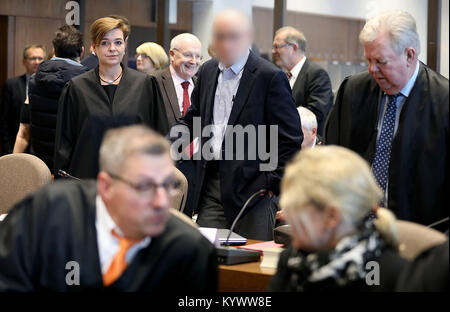 Cologne, Allemagne. 17 Jan, 2018. Un accusé dans le procès sur l'effondrement de l'Archive de la ville de Cologne, se tenant entre ses avocats dans une salle d'audience du tribunal de district de Cologne, Allemagne, 17 janvier 2018. Cinq personnes sont accusées d'homicide par imprudence et la pratique de construction dangereux. Ils sont accusés d'avoir couper les coins pendant la construction de la nouvelle station de métro. Défauts de construction est pensé pour avoir mener au collpase de l'archive, le 03 mars 2009. ATTENTION : l'accusé ont été faits méconnaissable en raison de préoccupations concernant la protection des renseignements personnels. Credit : Oliver Berg/dpa/Alamy Live News Banque D'Images