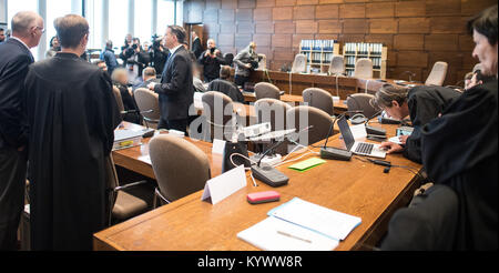 Cologne, Allemagne. 17 Jan, 2018. Les participants à l'essai sur l'effondrement de l'Archive de la ville de Cologne, debout dans une salle du tribunal de district de Cologne, Allemagne, 17 janvier 2018. Cinq personnes sont accusées d'homicide par imprudence et la pratique de construction dangereux. Ils sont accusés d'avoir couper les coins pendant la construction de la nouvelle station de métro. Défauts de construction est pensé pour avoir mener au collpase de l'archive, le 03 mars 2009. ATTENTION : l'accusé ont été faits méconnaissable en raison de préoccupations concernant la protection des renseignements personnels. Credit : Federico Gambarini/dpa/Alamy Live News Banque D'Images