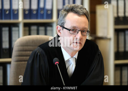 Cologne, Allemagne. 17 Jan, 2018. Michael Greve, président du tribunal dans le procès sur l'effondrement de l'Archive de la ville de Cologne, assis dans une salle d'audience du tribunal de district de Cologne, Allemagne, 17 janvier 2018. Cinq personnes sont accusées d'homicide par imprudence et la pratique de construction dangereux. Ils sont accusés d'avoir couper les coins pendant la construction de la nouvelle station de métro. Défauts de construction est pensé pour avoir mener au collpase de l'archive, le 03 mars 2009. ATTENTION : l'accusé ont été faits méconnaissable en raison de préoccupations concernant la protection des renseignements personnels. Credit : Oliver Berg/dpa/Alamy Live News Banque D'Images