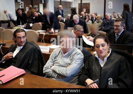 Cologne, Allemagne. 17 Jan, 2018. Trois accusés dans le procès sur l'effondrement de l'Archive de la ville de Cologne, la position assise et debout dans une salle d'audience du tribunal de district de Cologne, Allemagne, 17 janvier 2018. Cinq personnes sont accusées d'homicide par imprudence et la pratique de construction dangereux. Ils sont accusés d'avoir couper les coins pendant la construction de la nouvelle station de métro. Défauts de construction est pensé pour avoir mener au collpase de l'archive, le 03 mars 2009. ATTENTION : l'accusé ont été faits méconnaissable en raison de préoccupations concernant la protection des renseignements personnels. Credit : Oliver Berg/dpa/Alamy Live News Banque D'Images