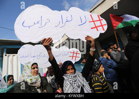 Al-Nusirat, la bande de Gaza, territoire palestinien, 17 Janvier 2018Palestiniens prendre part à une manifestation contre l'aide, en face du siège de secours et de travaux des Nations Unies (UNRWA) dans al-Nusirat camp de réfugiés dans la bande de Gaza le 17 janvier 2018 après la Maison Blanche a gelé des dizaines de millions de dollars en contributions. Credit : ZUMA Press, Inc./Alamy Live News Banque D'Images