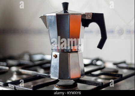 Machine à expresso café traditionnel sur une cuisinière à gaz Banque D'Images