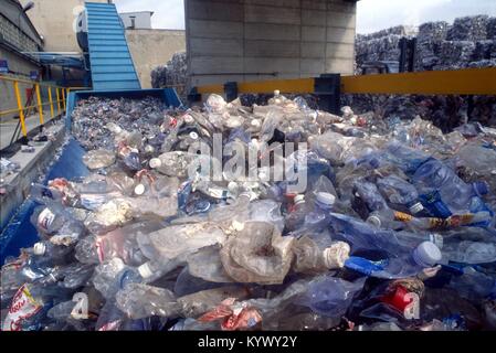 CO.RE.PLA , Italien Consortium National pour la collecte, le recyclage et la récupération des déchets d'emballages en plastique ; plante de Bollate pour le traitement des bouteilles en plastique et les canettes. Banque D'Images