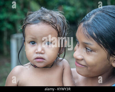 Palmarii, Brésil - Dec 04, 2017 : Portrait d'une petite filles- un habitants du Brésil. Banque D'Images