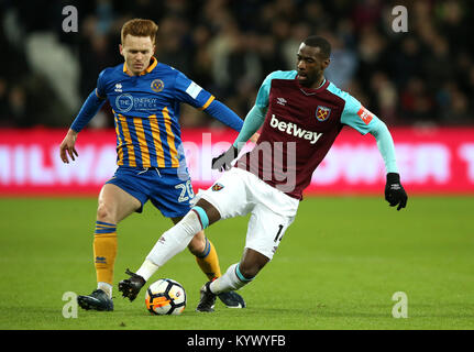 La ville de Shrewsbury Jon Nolan (à gauche) et West Ham United's Pedro Obiang (à droite) bataille pour la balle au cours de la FA Cup Replay au London Stadium. Banque D'Images