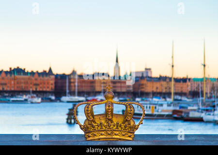 La couronne dorée avec le centre-ville de Stockholm dans l'arrière-plan à Skeppsholmsbron, Stockholm, Suède Banque D'Images