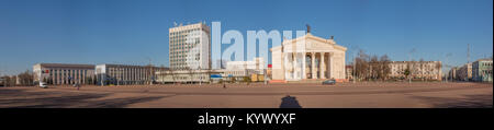 Gomel, Bélarus - Mars 27, 2016 : vue panoramique de la Place Lénine et le théâtre dramatique. Matin. Banque D'Images