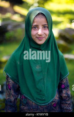 Sonamarg, Jammu & Kashmir - 11 août 2017 : une fille cachemirienne musulmane traditionnelle avec hijab à thajiwas glacier . Banque D'Images