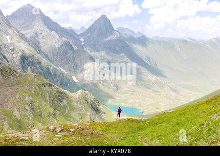 Gadsar Trekker dans le magnifique lac au Cachemire en trek des Grands Lacs Sonamarg, Jammu-et-Cachemire, en Inde. Vallée des fleurs, tarn aqua marine/turquoise,lac Banque D'Images