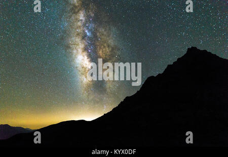 Voie Lactée vu de camping sur la Satsar Cachemire trek des grands lacs à Sonamarg, Jammu-et-Cachemire, en Inde. Ciel plein d'étoiles, l'astronomie Banque D'Images