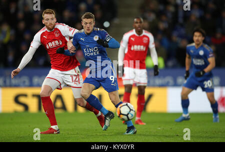 Leicester City's Jamie Vardy et Fleetwood Town's Cian Bolger (à gauche) bataille pour la balle au cours de la FA Cup à rejouer la King Power Stadium, Leicester. Banque D'Images