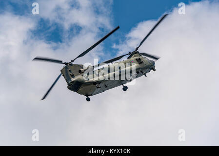 Chinook de la Royal Air Force HC4 randonnées à prendre de l'altitude au cours de l'affichage à Dunsfold, Wings and Wheels UK le 26 août 2017. Banque D'Images