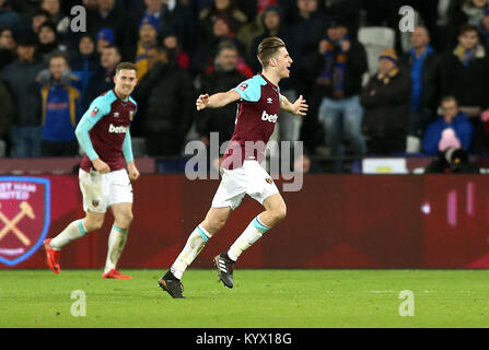 West Ham United's Reece Burke (centre) célèbre marquant son but premier du côté du jeu pendant plus de temps à la relecture de la FA Cup au stade de Londres. Banque D'Images