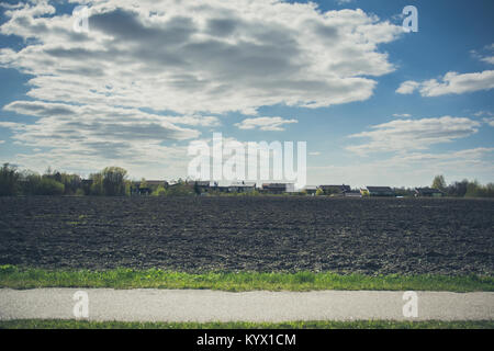 Paysage de campagne champ labouré au printemps, en Lituanie. Vintage affectent. Banque D'Images