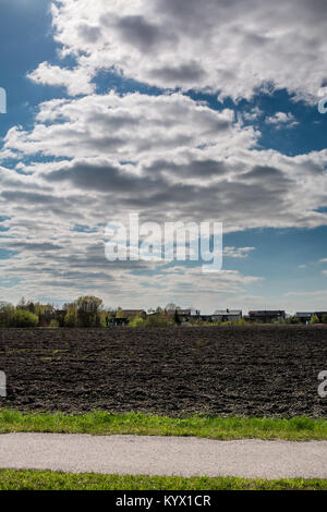 Paysage de campagne champ labouré au printemps, en Lituanie. Banque D'Images