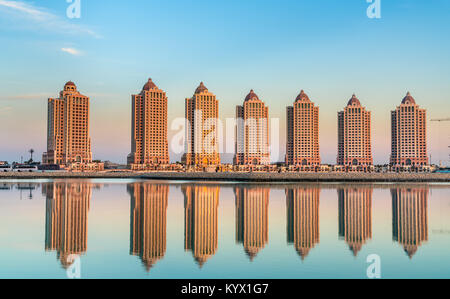 Les bâtiments résidentiels sur le Pearl, une île artificielle à Doha, Qatar Banque D'Images