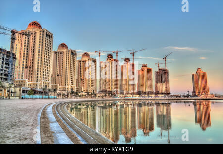 Les bâtiments résidentiels sur le Pearl, une île artificielle à Doha, Qatar Banque D'Images